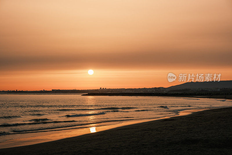 里斯本附近Costa da Caparica São João海滩的日落